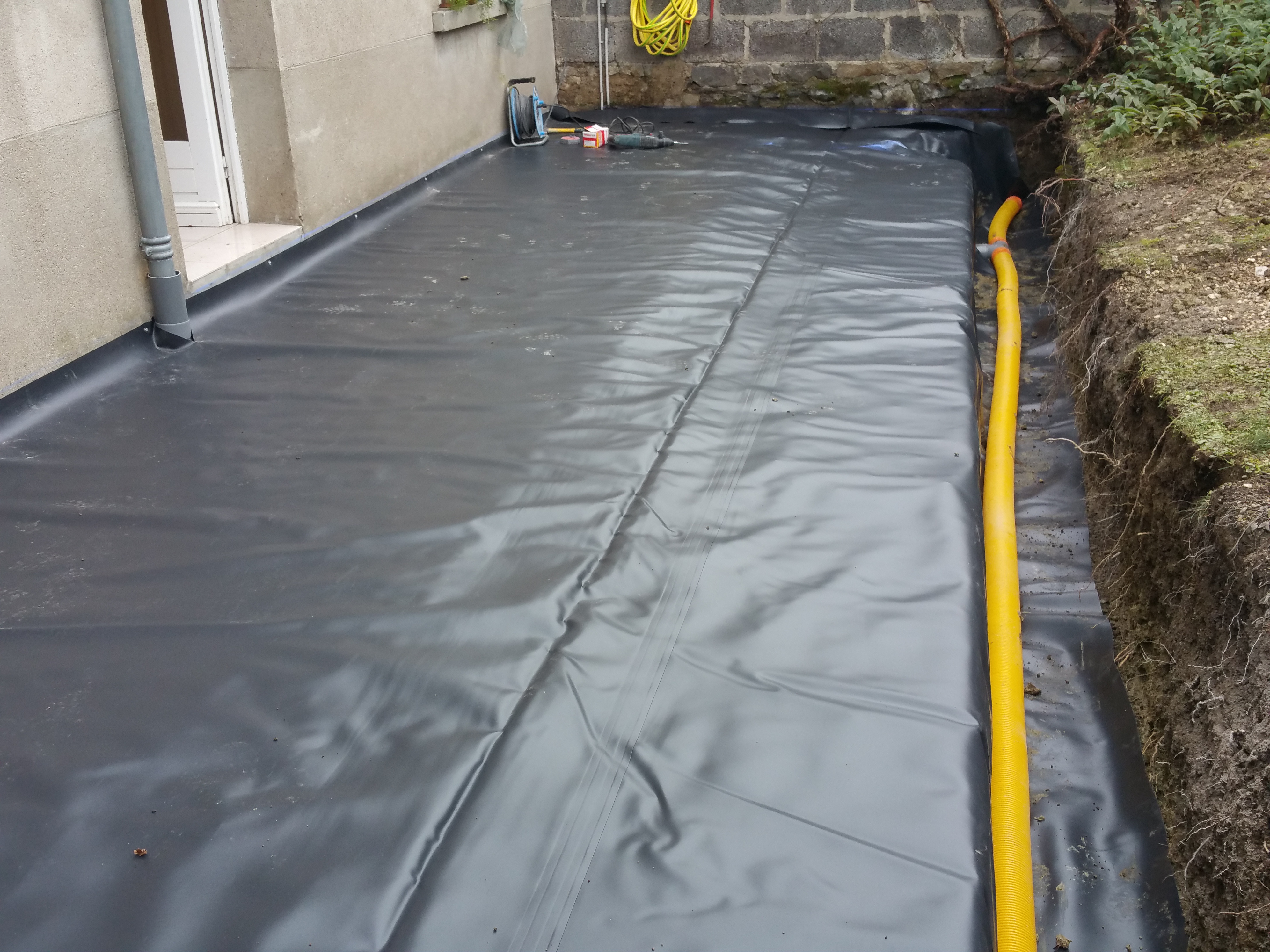 Dallage avec gÃ©omembrane et drain pour capter l